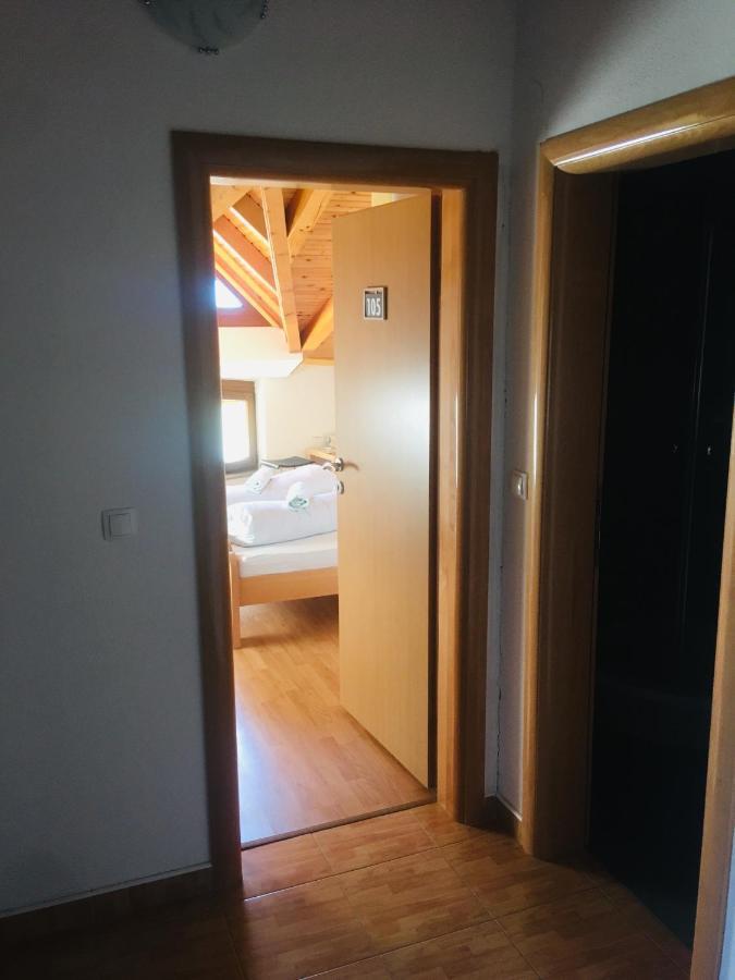 Omladinski Hotel Rostovo บูโกลโน ภายนอก รูปภาพ